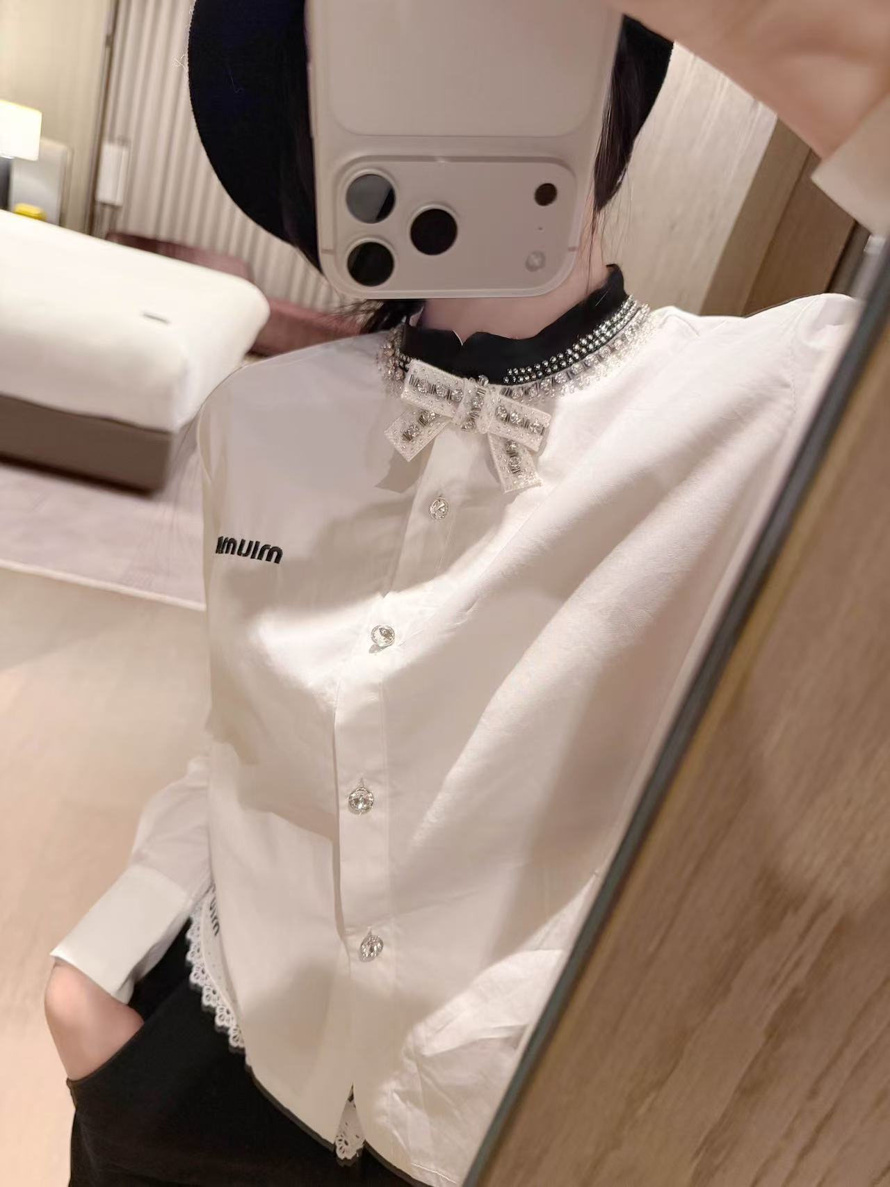 M1UM1U ボウタイ ラインストーン シャツ【50％割引+送料無料】