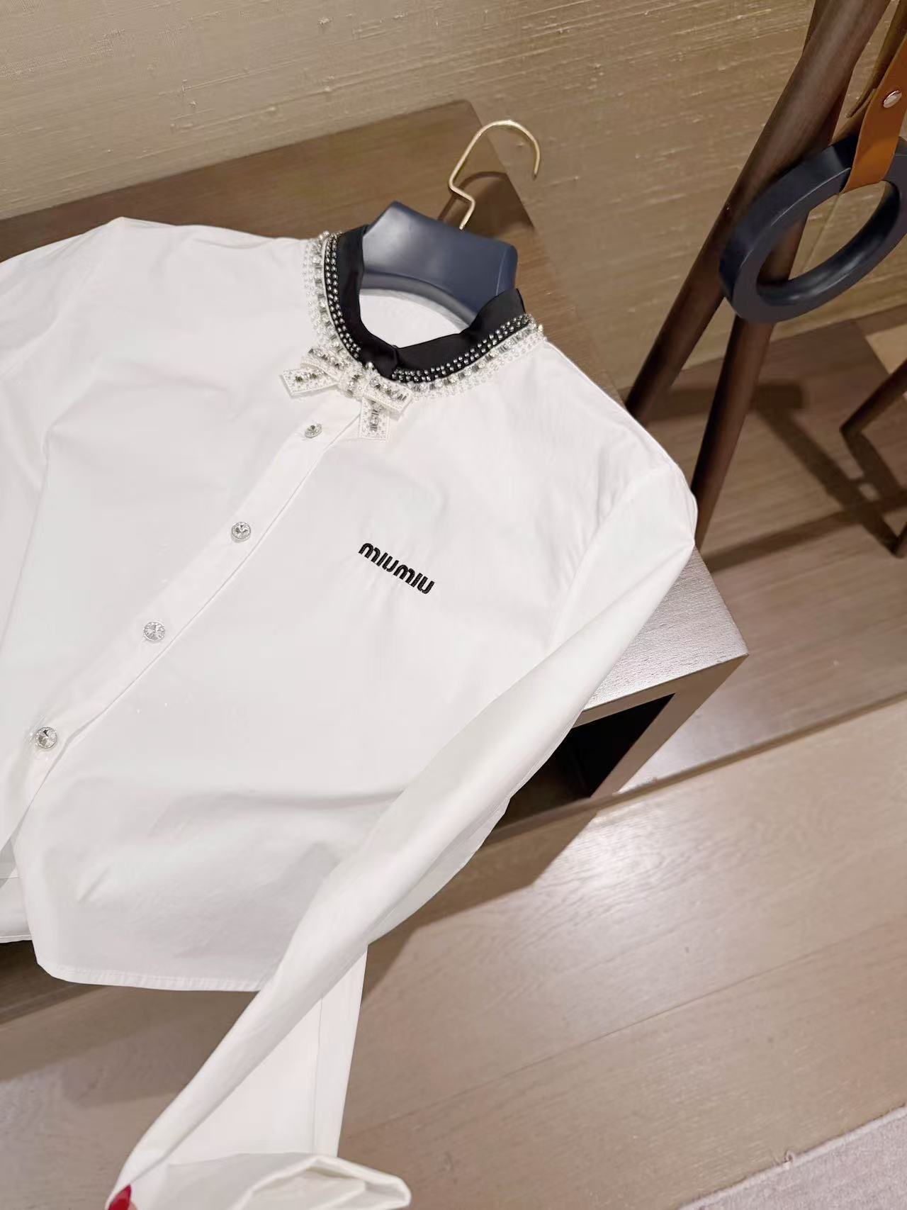 M1UM1U ボウタイ ラインストーン シャツ【50％割引+送料無料】