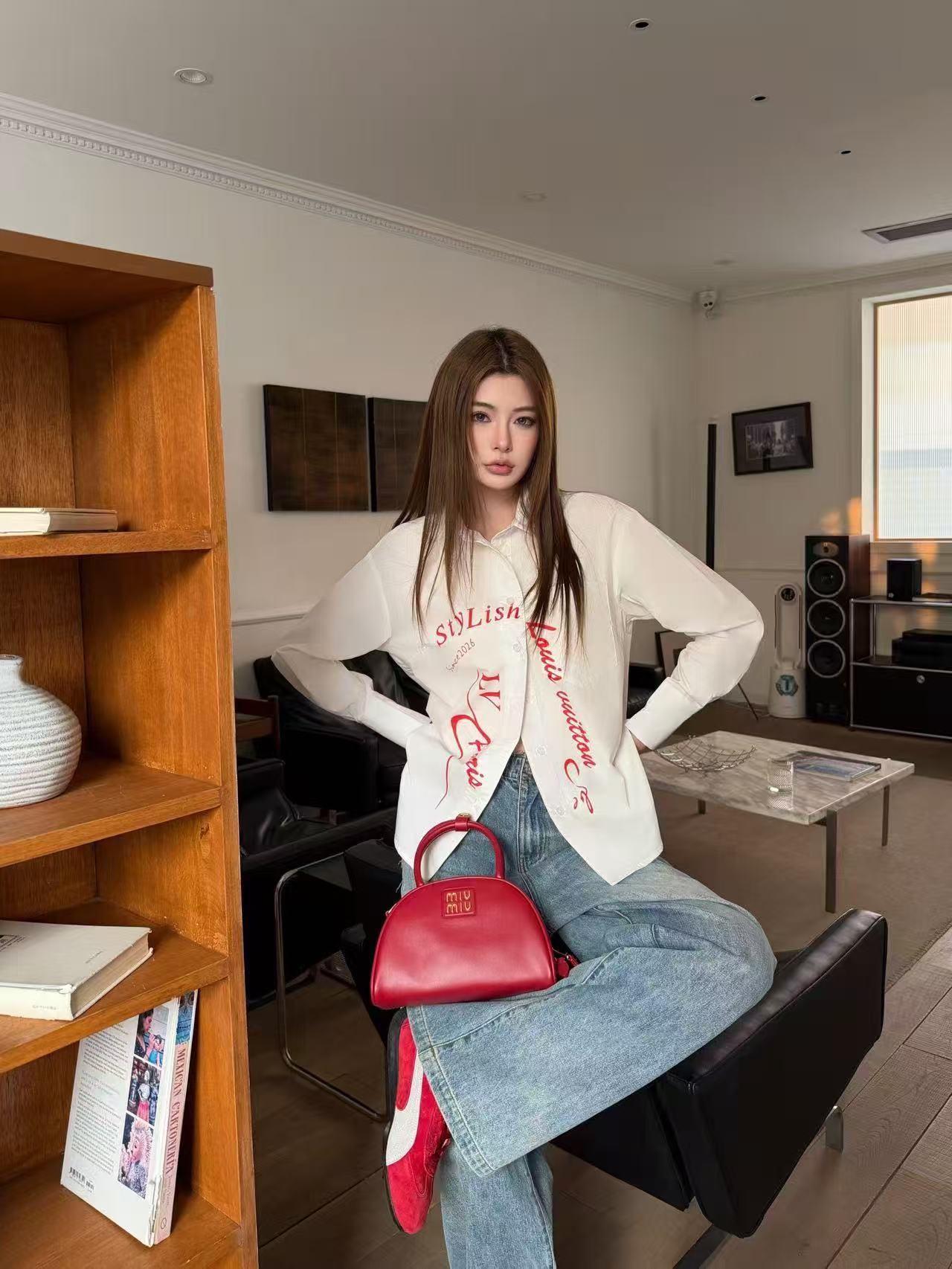 LVレッドレターシャツ【50％割引+送料無料】