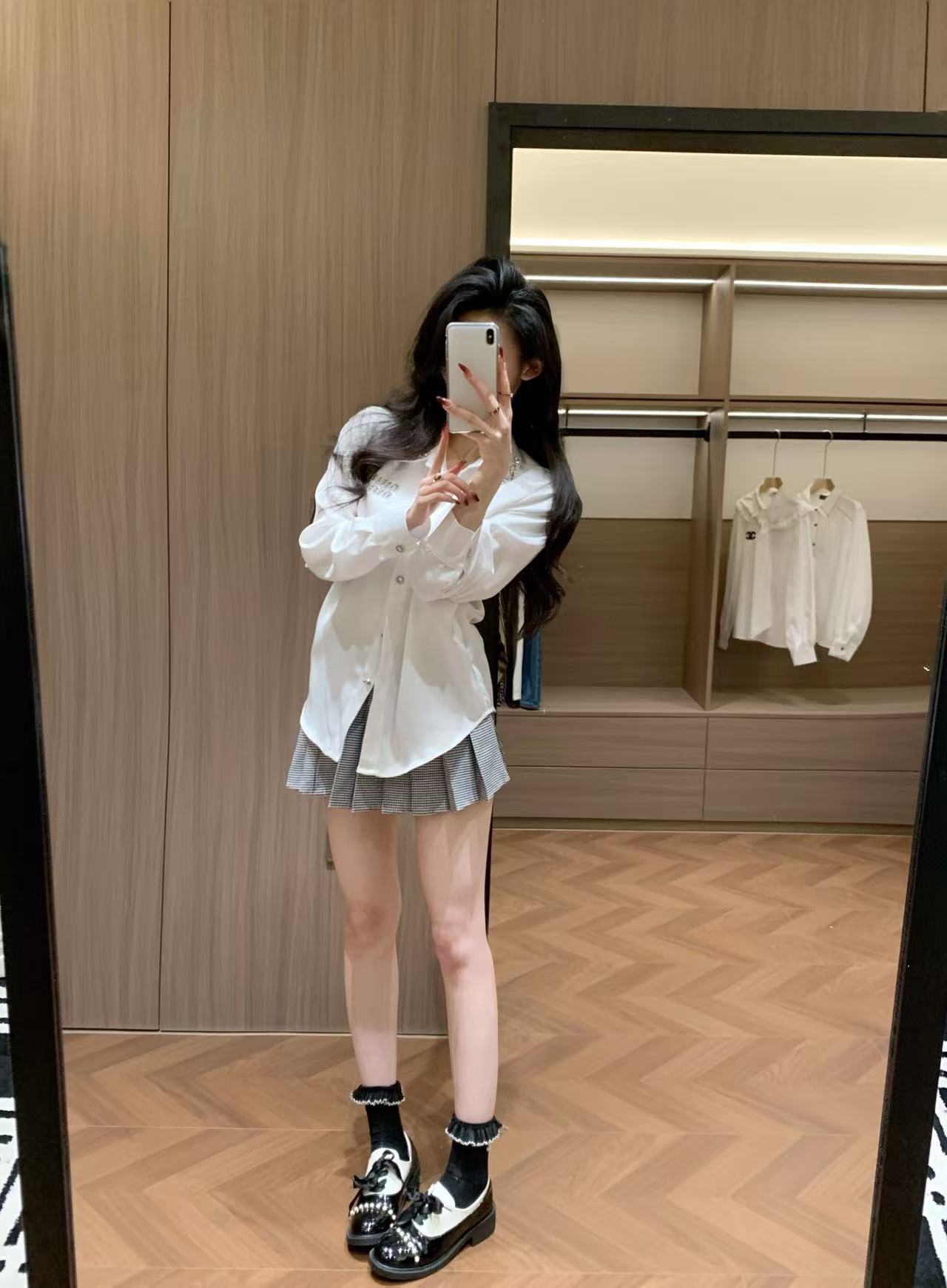 M1UM1U ラインストーンレターシャツ【50％割引+送料無料】