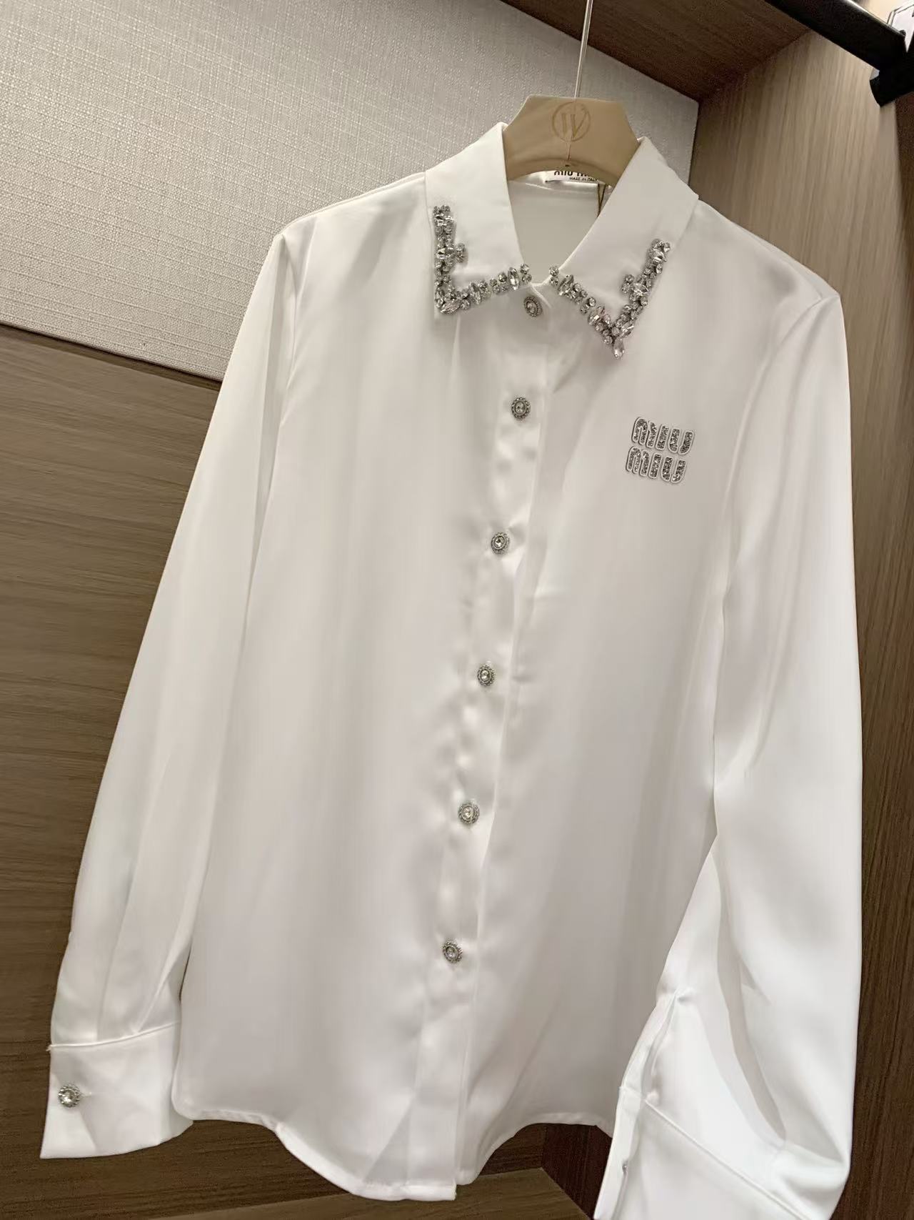 M1UM1U ラインストーンレターシャツ【50％割引+送料無料】