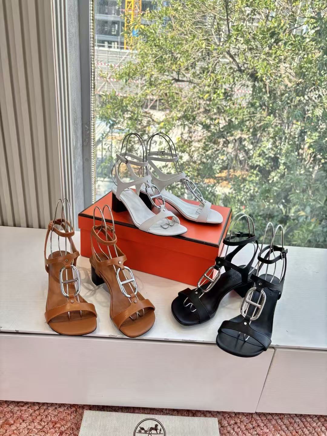 HERME5高品質kellyチャンキーヒールサンダル【50％割引+送料無料】