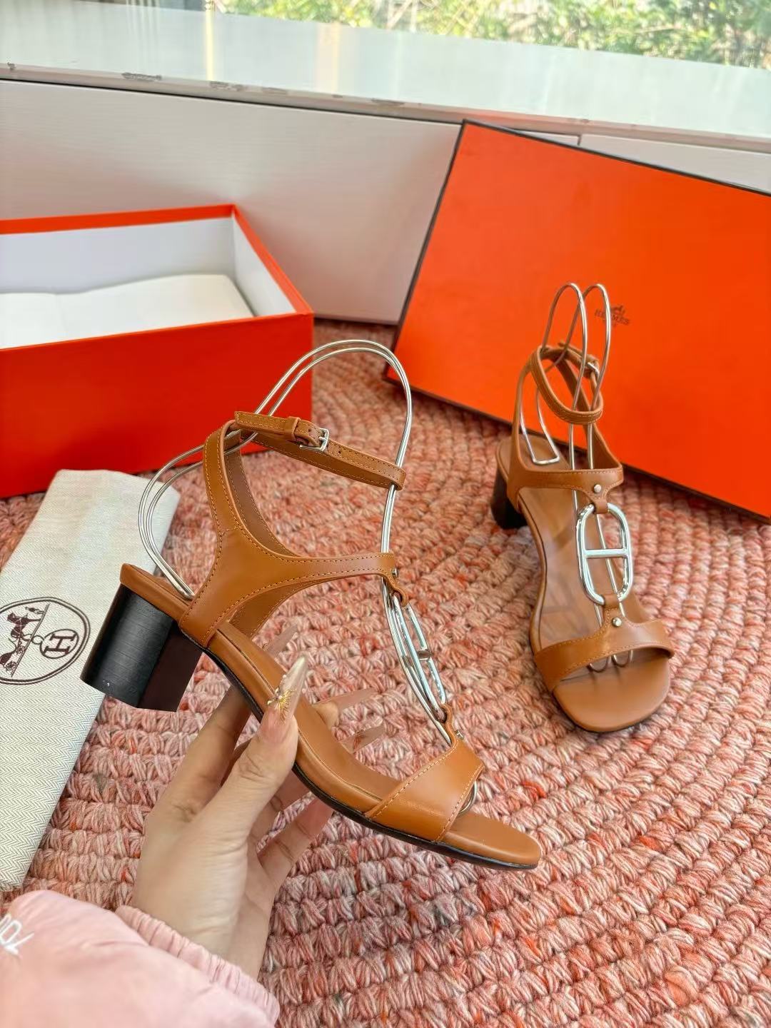 HERME5高品質kellyチャンキーヒールサンダル【50％割引+送料無料】