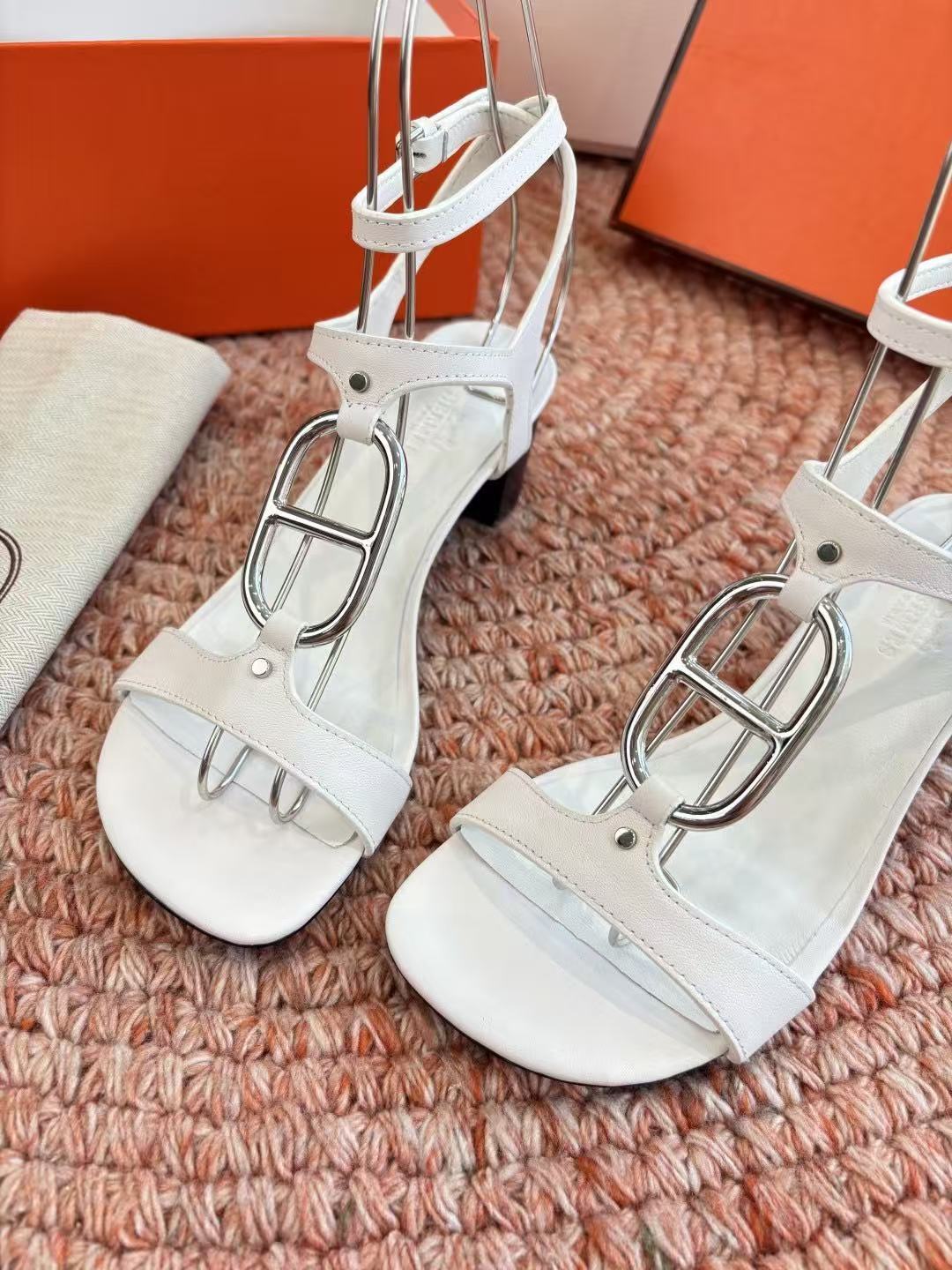 HERME5高品質kellyチャンキーヒールサンダル【50％割引+送料無料】