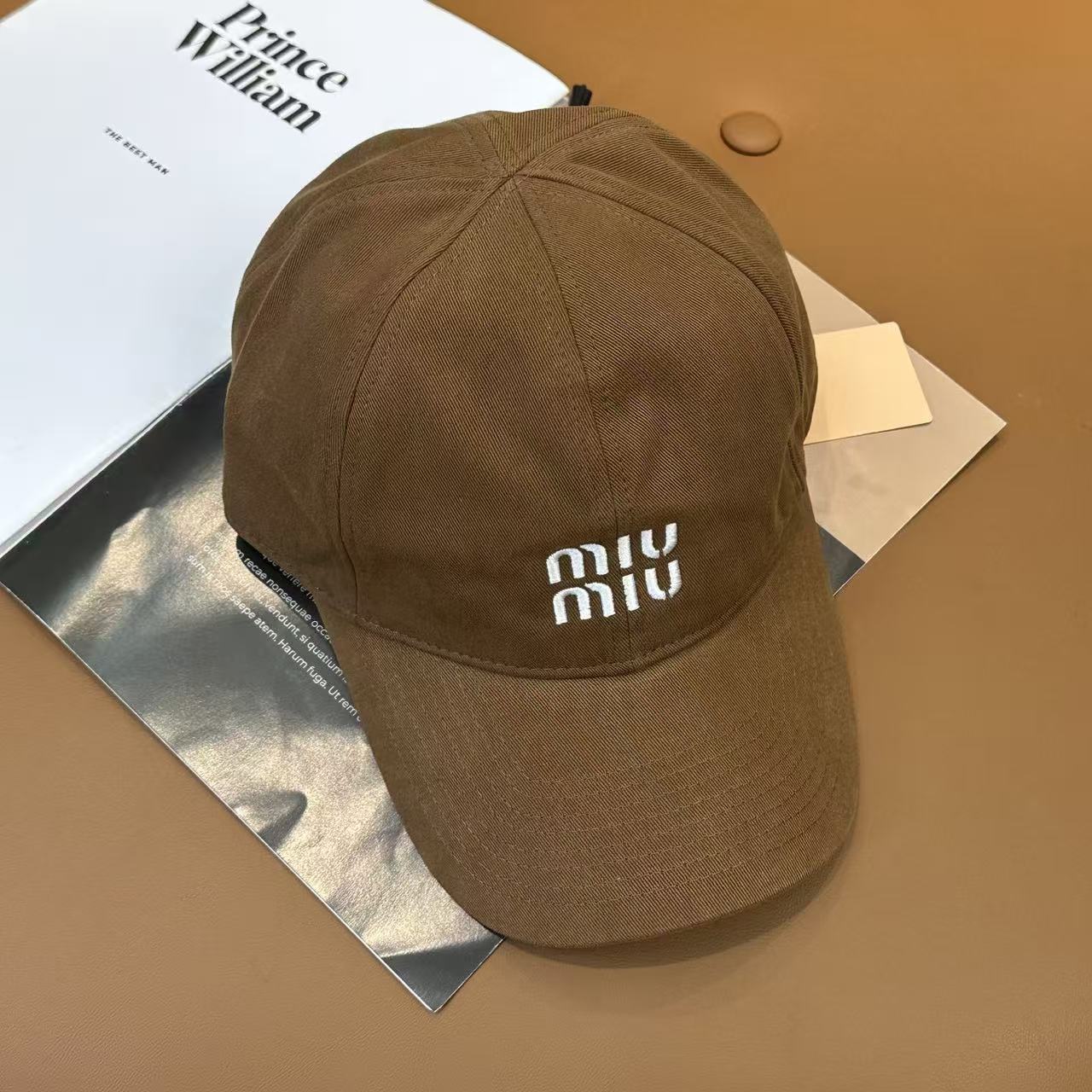 M1UM1U 刺繍レターTシャツ【50％割引+送料無料】