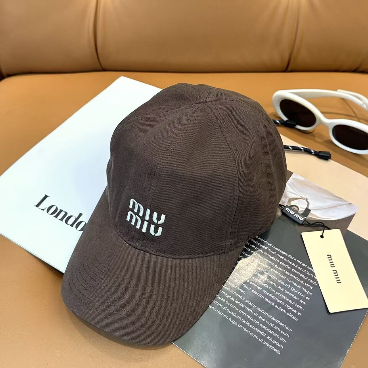 M1UM1U 刺繍レターTシャツ【50％割引+送料無料】