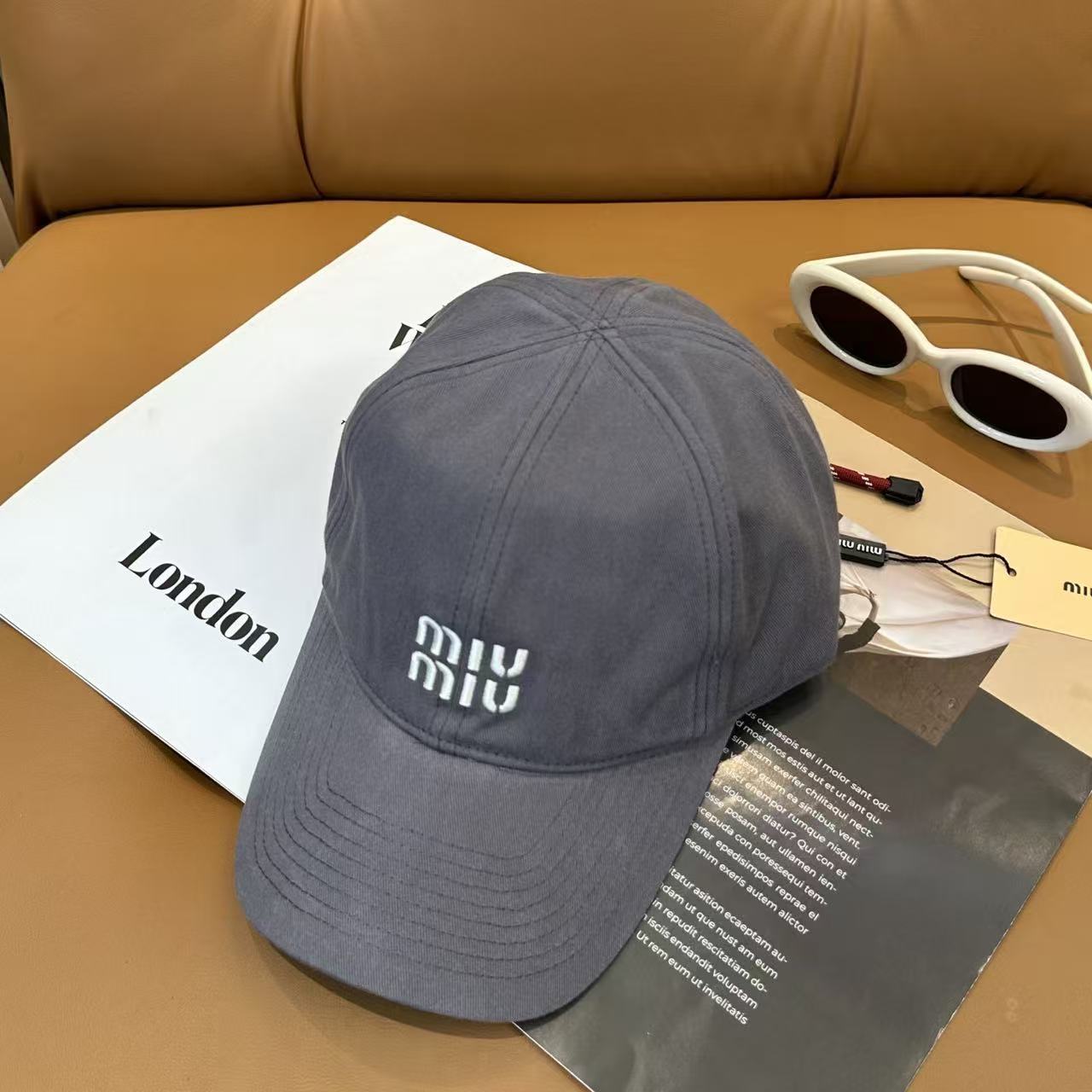 M1UM1U 刺繍レターTシャツ【50％割引+送料無料】