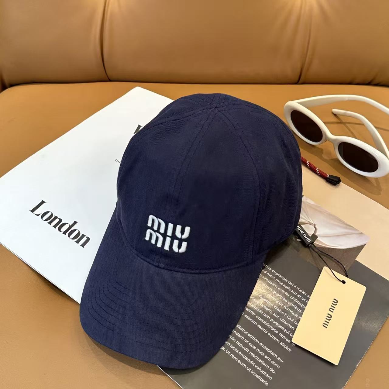 M1UM1U 刺繍レターTシャツ【50％割引+送料無料】