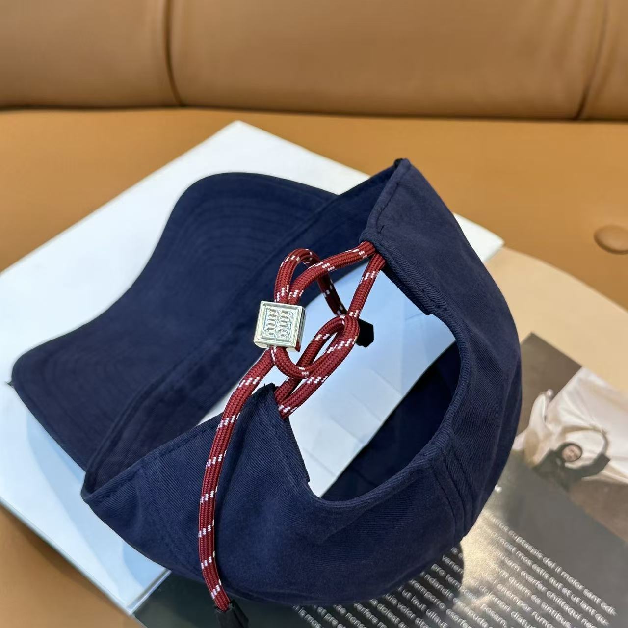 M1UM1U 刺繍レターTシャツ【50％割引+送料無料】