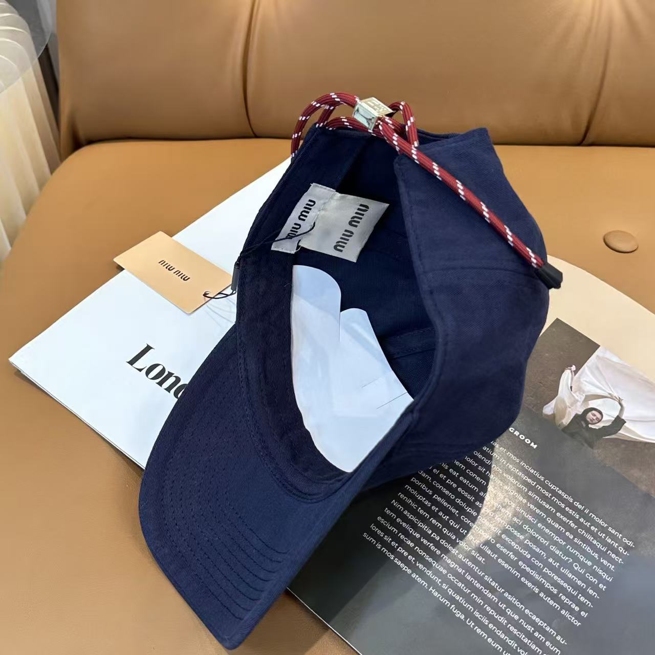 M1UM1U 刺繍レターTシャツ【50％割引+送料無料】