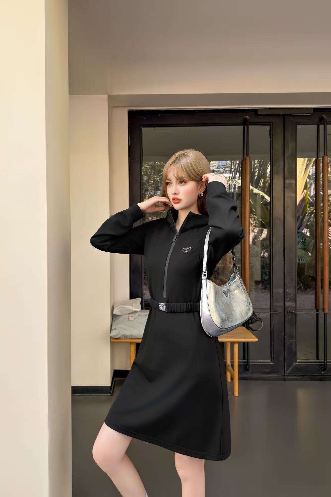 PR4DA 高品質トライアングルロゴフード付きドレス【50％割引+送料無料】