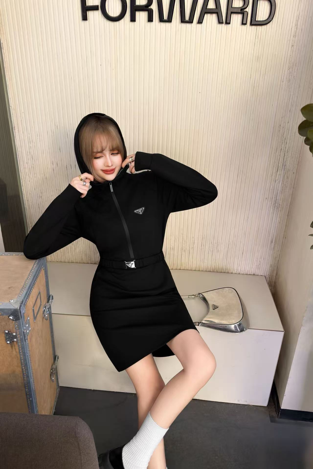 PR4DA 高品質トライアングルロゴフード付きドレス【50％割引+送料無料】