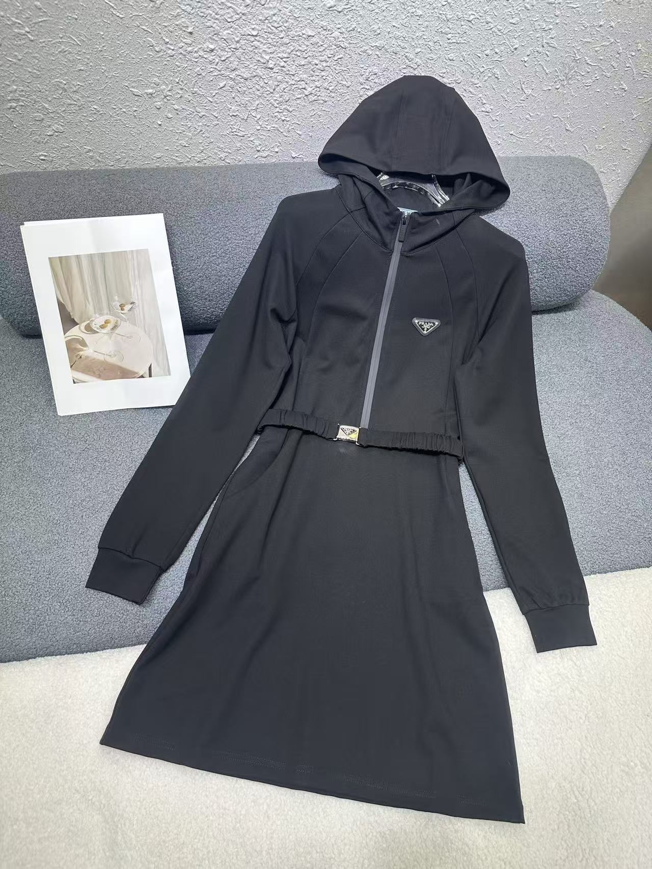 PR4DA 高品質トライアングルロゴフード付きドレス【50％割引+送料無料】