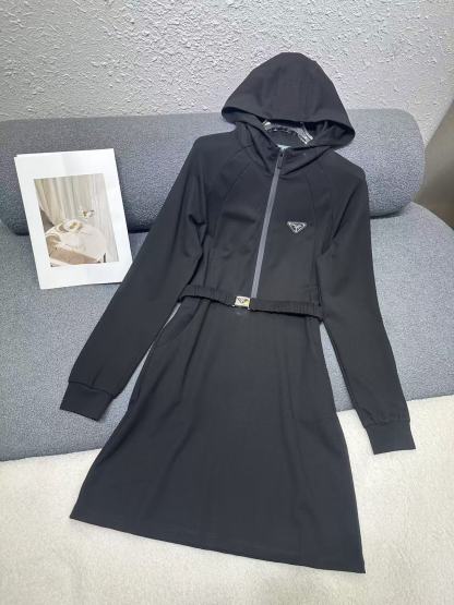 PR4DA 高品質トライアングルロゴフード付きドレス【50％割引+送料無料】