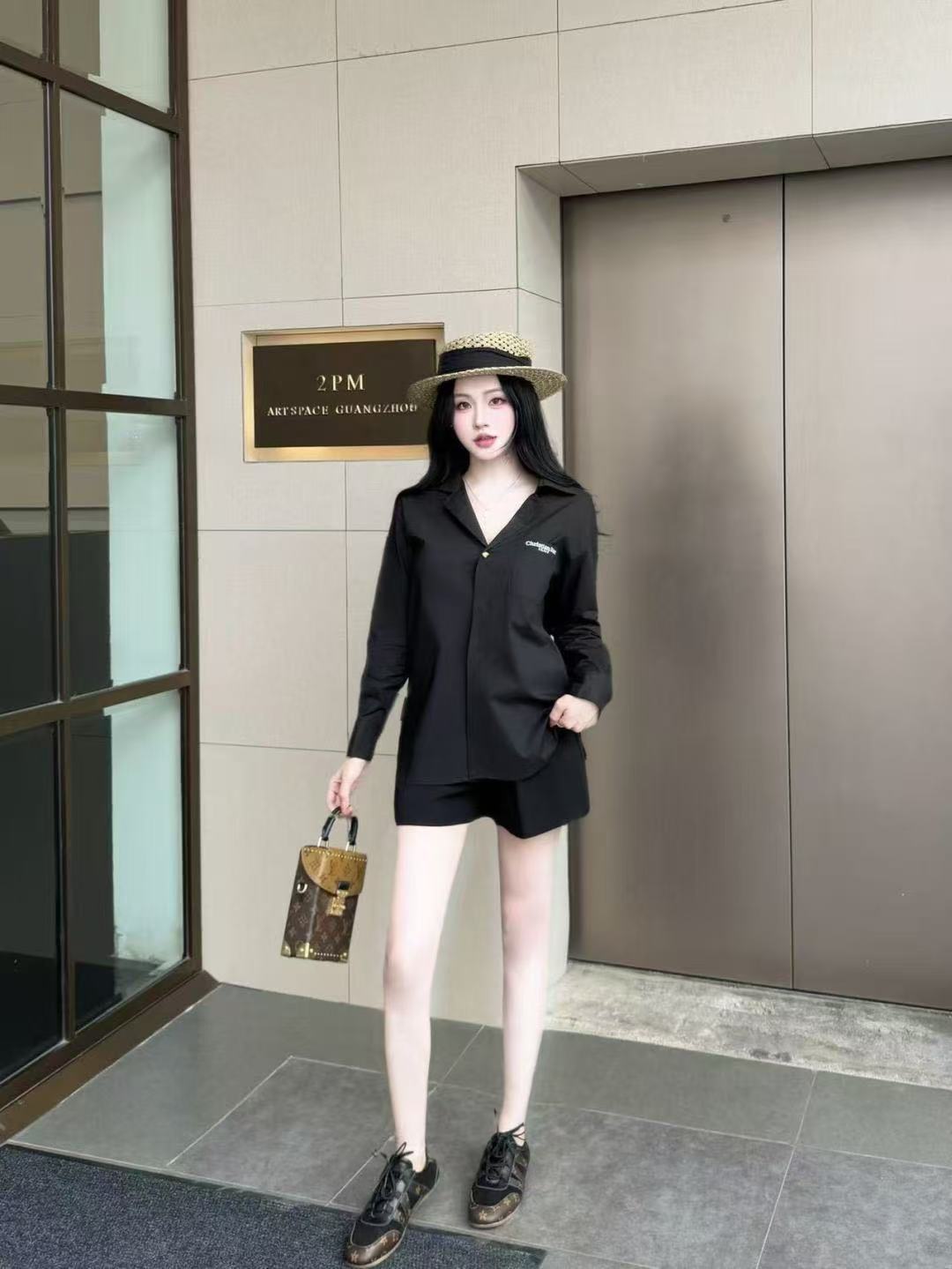 DIOR エンブロイダリーレター Vネックシャツ【50％割引+送料無料】