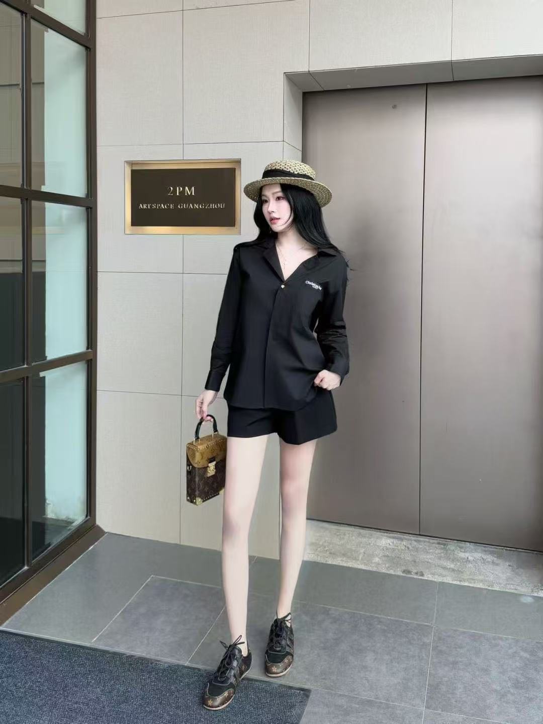 DIOR エンブロイダリーレター Vネックシャツ【50％割引+送料無料】