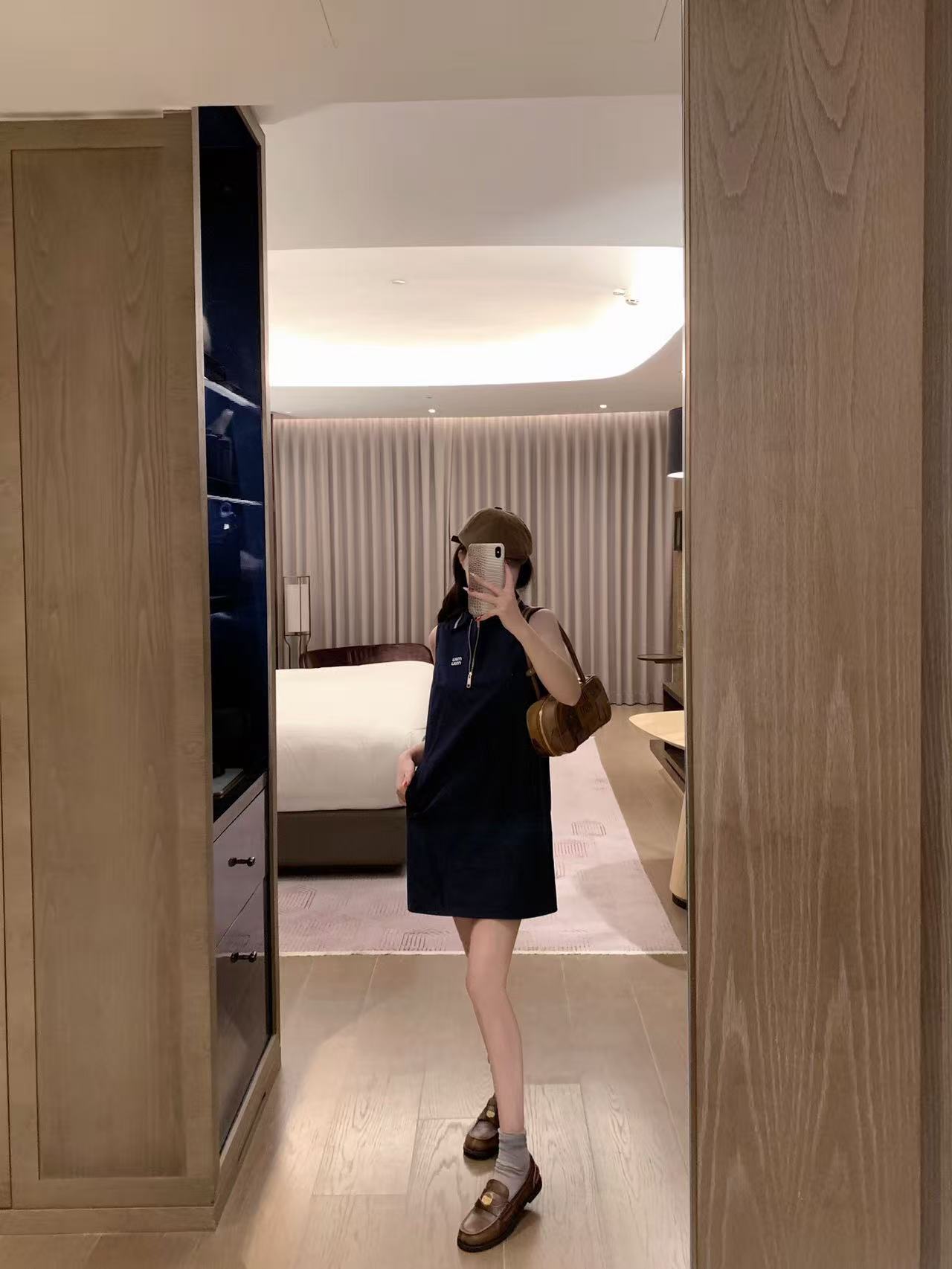 M1UM1U レター ノースリーブ ドレス【50％割引+送料無料】