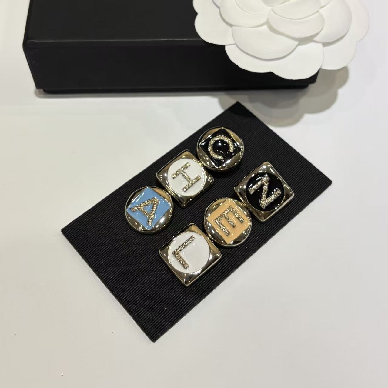 CHANE1 カラフルレタースタッドピアス【50％割引+送料無料】