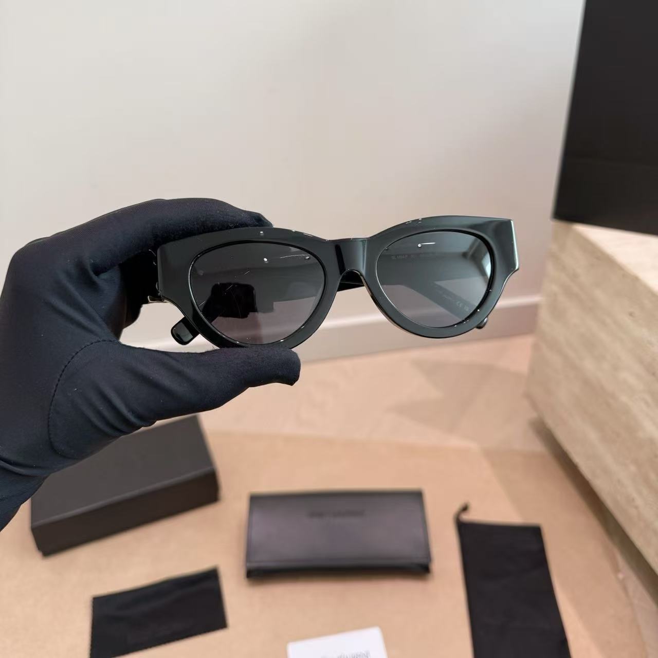 YSLのミニマリストサングラス【50％割引+送料無料】