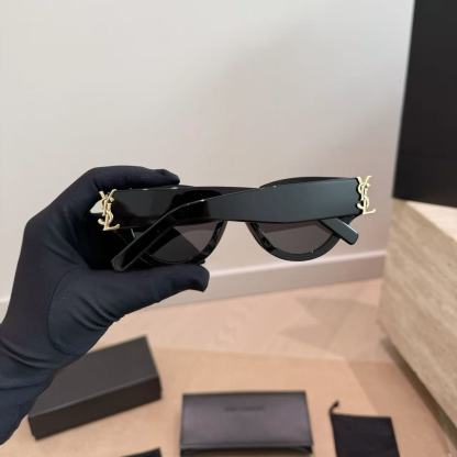 YSLのミニマリストサングラス【50％割引+送料無料】