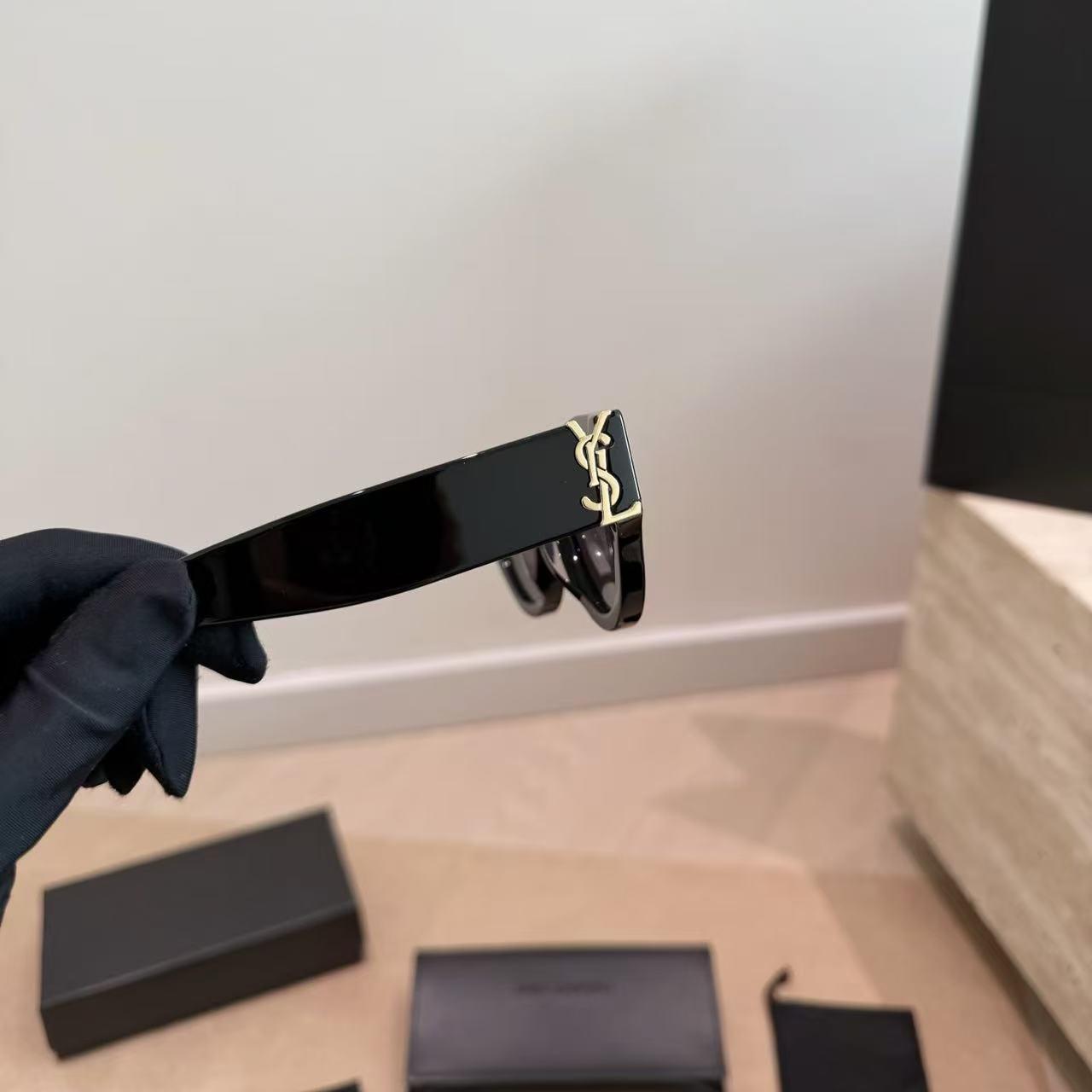YSLのミニマリストサングラス【50％割引+送料無料】