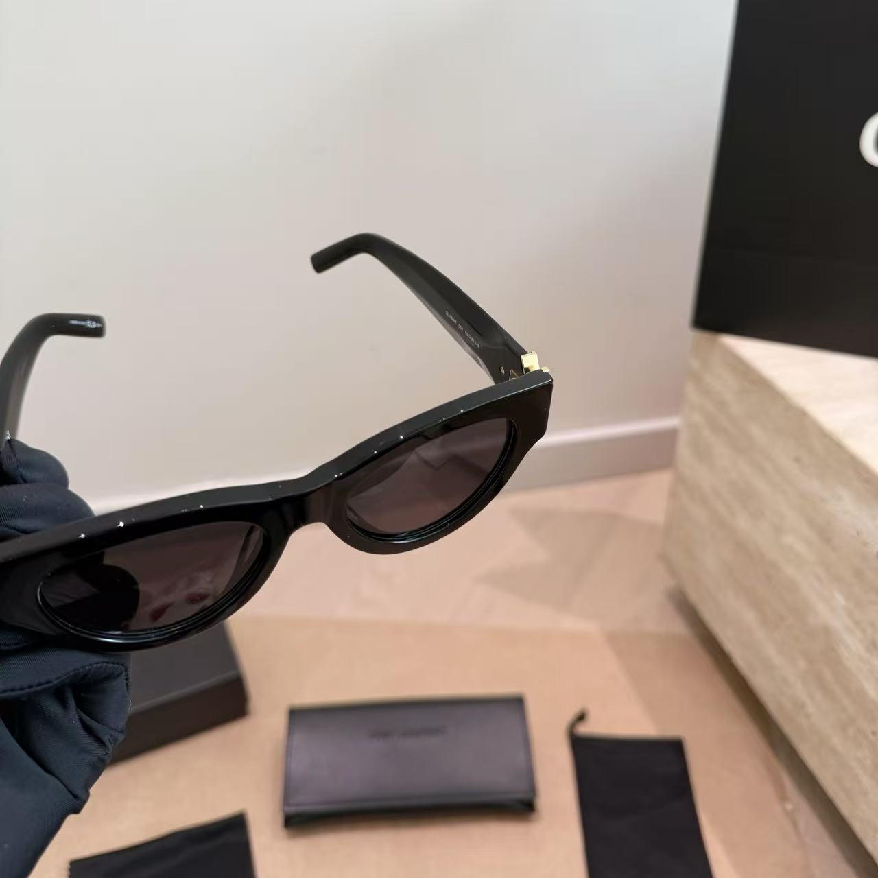 YSLのミニマリストサングラス【50％割引+送料無料】