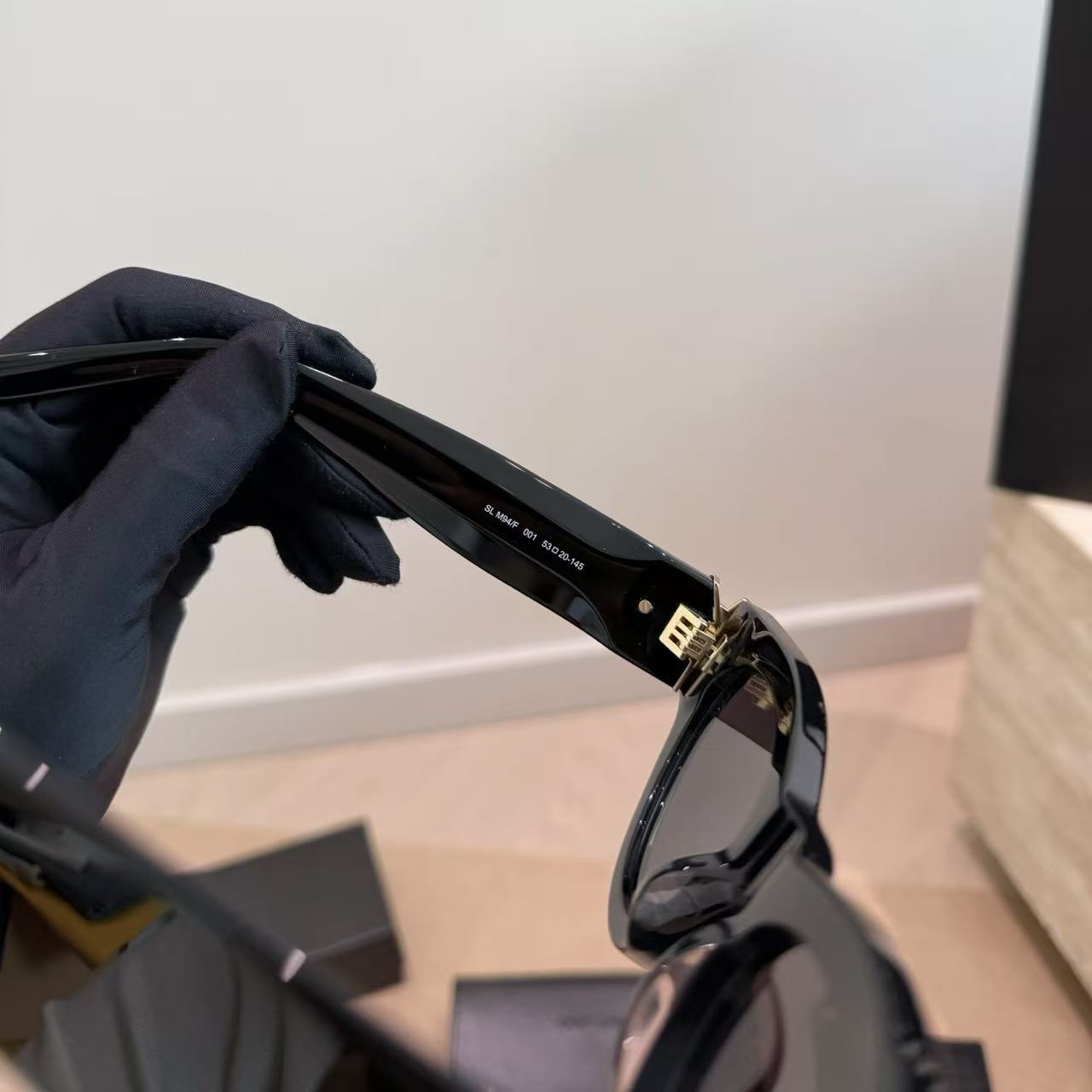 YSLのミニマリストサングラス【50％割引+送料無料】