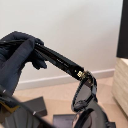 YSLのミニマリストサングラス【50％割引+送料無料】