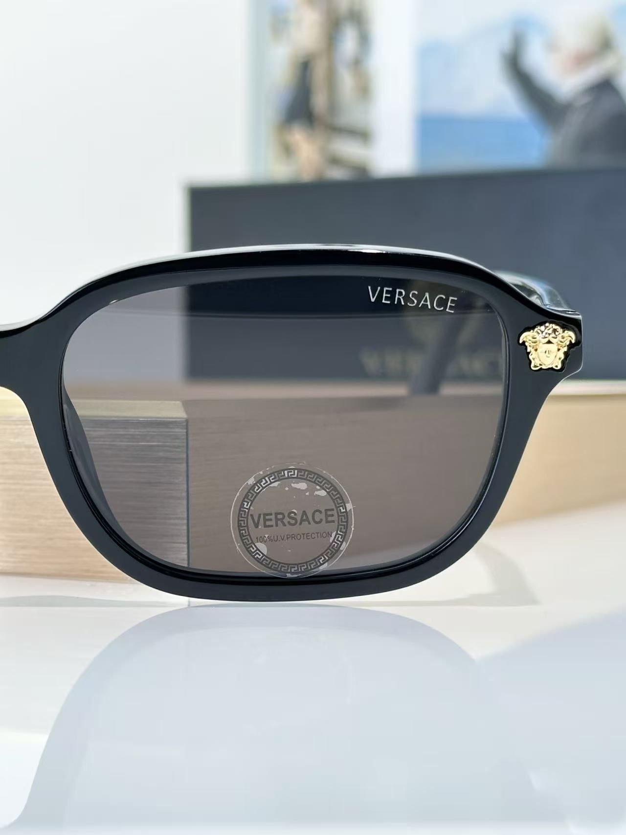 Versaceミニマリストサングラス【50％割引+送料無料】