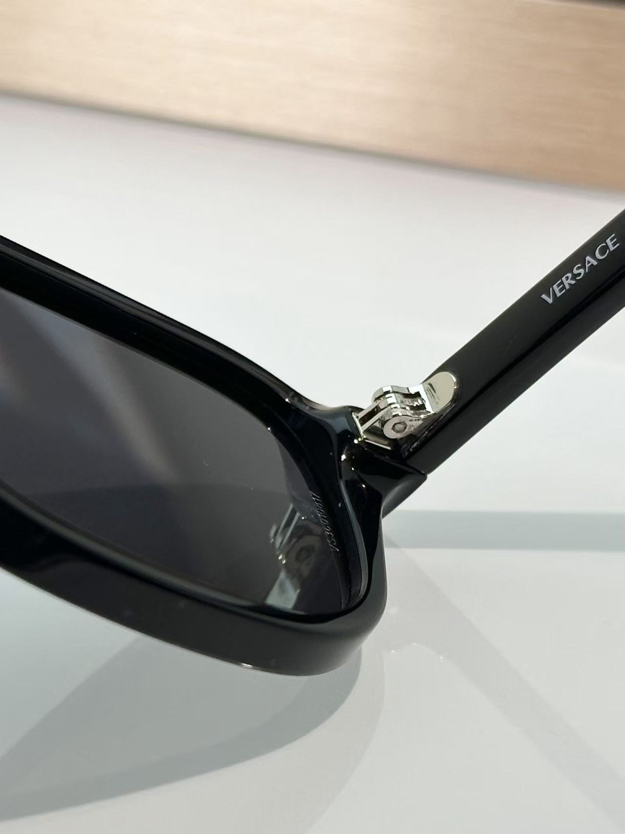 Versaceミニマリストサングラス【50％割引+送料無料】