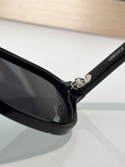 Versaceミニマリストサングラス【50％割引+送料無料】