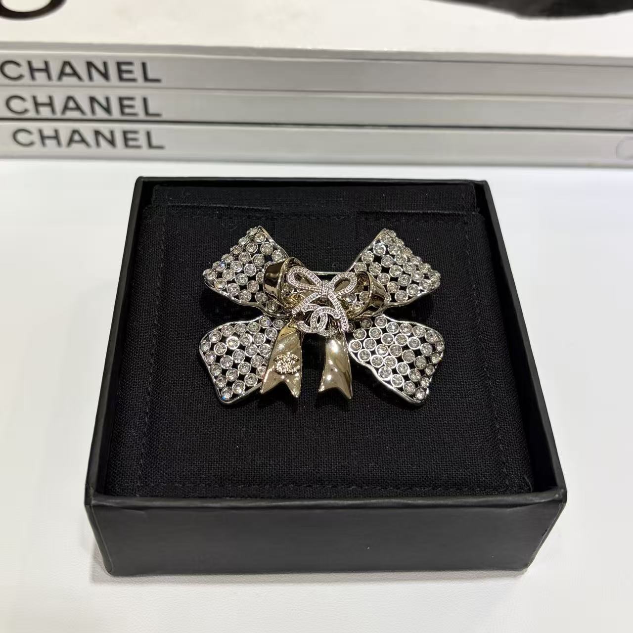 CHANE1 ボウ ダブルC ブローチ【50％割引+送料無料】
