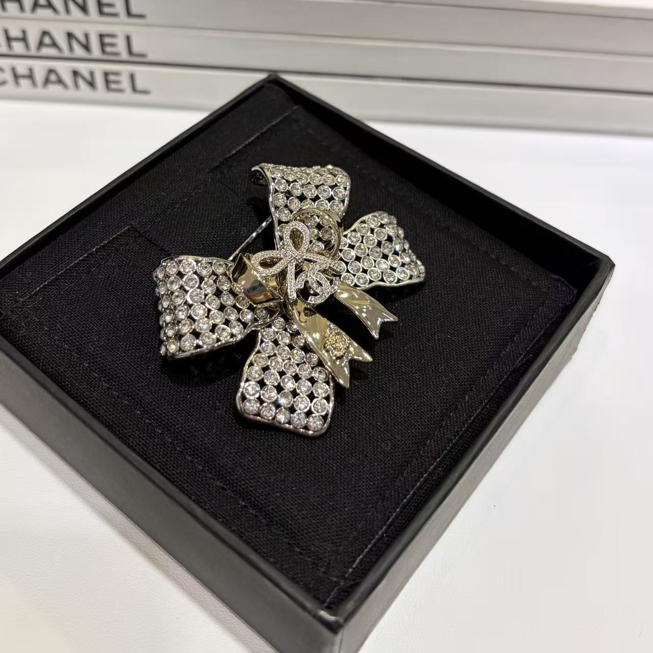 CHANE1 ボウ ダブルC ブローチ【50％割引+送料無料】