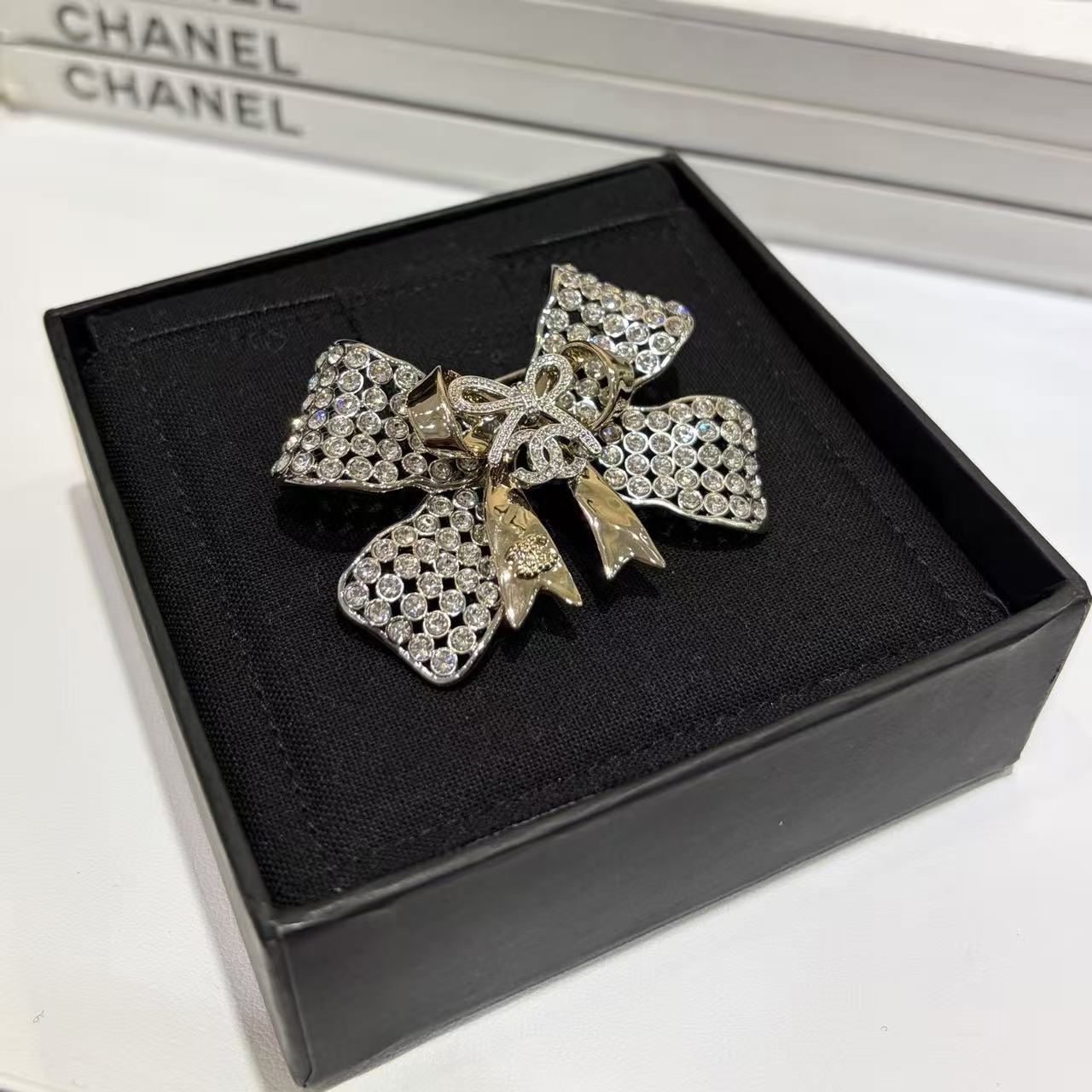 CHANE1 ボウ ダブルC ブローチ【50％割引+送料無料】