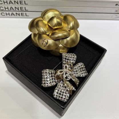 CHANE1 ボウ ダブルC ブローチ【50％割引+送料無料】