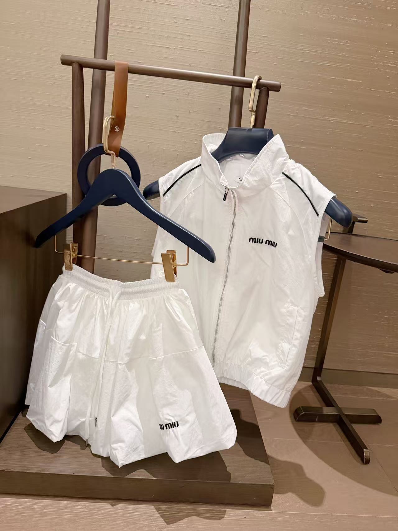 M1UM1U ジッパーベスト+スカート ツーピースセット【50％割引+送料無料】