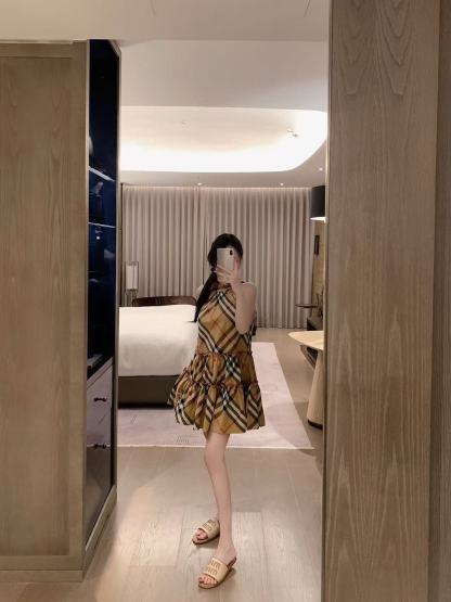 BUR8ERRY チェック柄ノースリーブドレス【50％割引+送料無料】