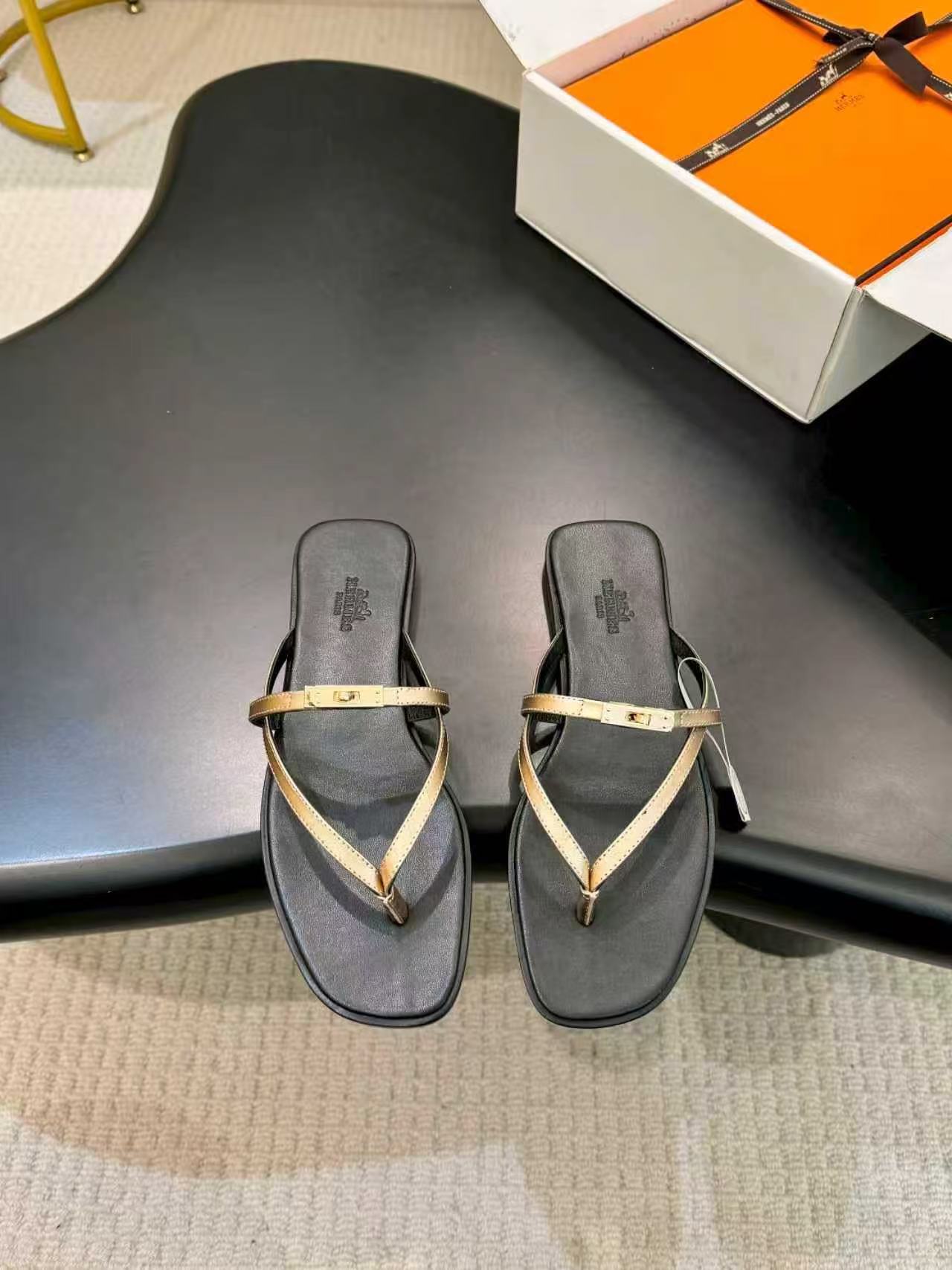 HERME5 高品質ケリーバックル フリップフロップ【50％割引+送料無料】