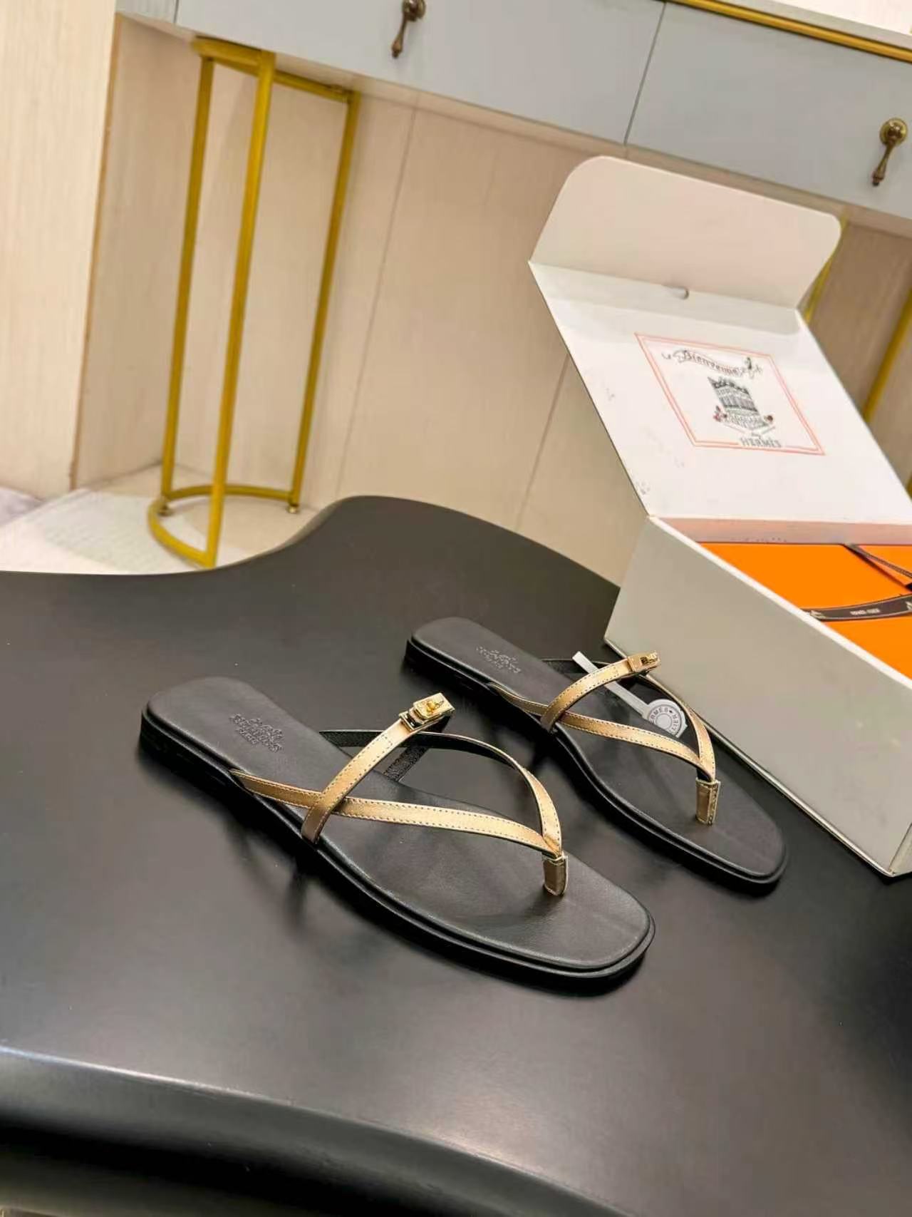 HERME5 高品質ケリーバックル フリップフロップ【50％割引+送料無料】