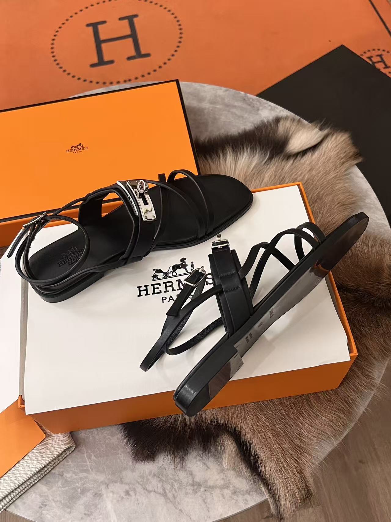 HERME5高品質ケリーバックルレザーフラットサンダル【50％割引+送料無料】
