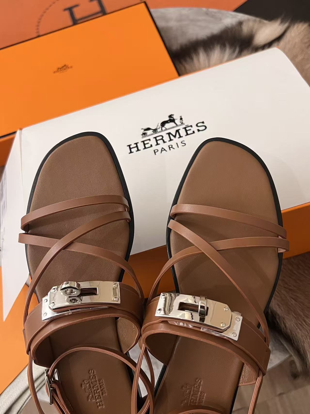 HERME5高品質ケリーバックルレザーフラットサンダル【50％割引+送料無料】
