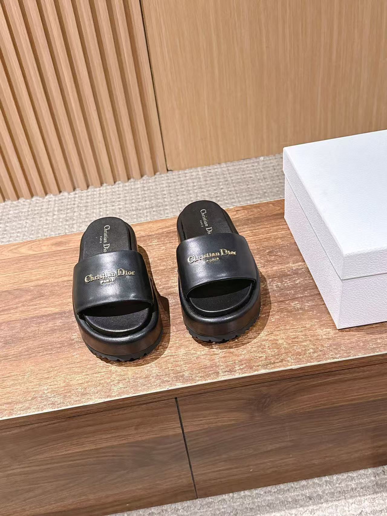 DIORの高品質プラットフォームスリッパ【50％割引+送料無料】