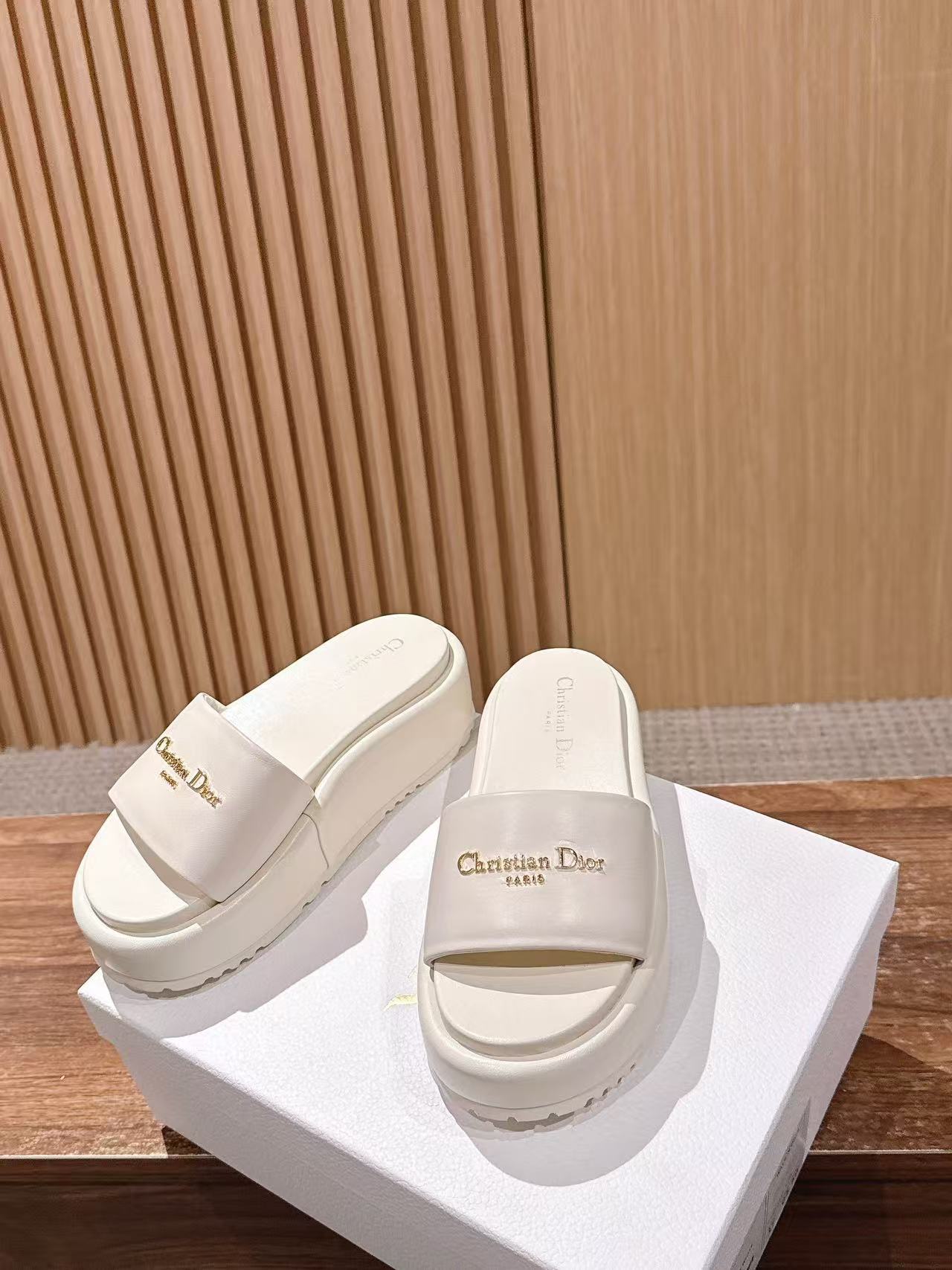 DIORの高品質プラットフォームスリッパ【50％割引+送料無料】