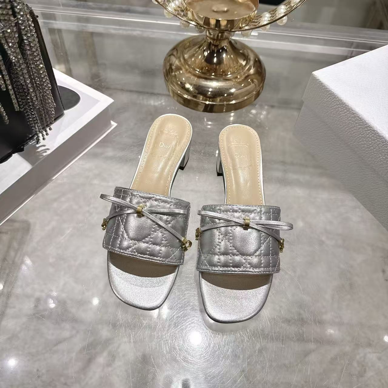 LVの高品質レースアップラムスキンローヒールシューズ【50％割引+送料無料】