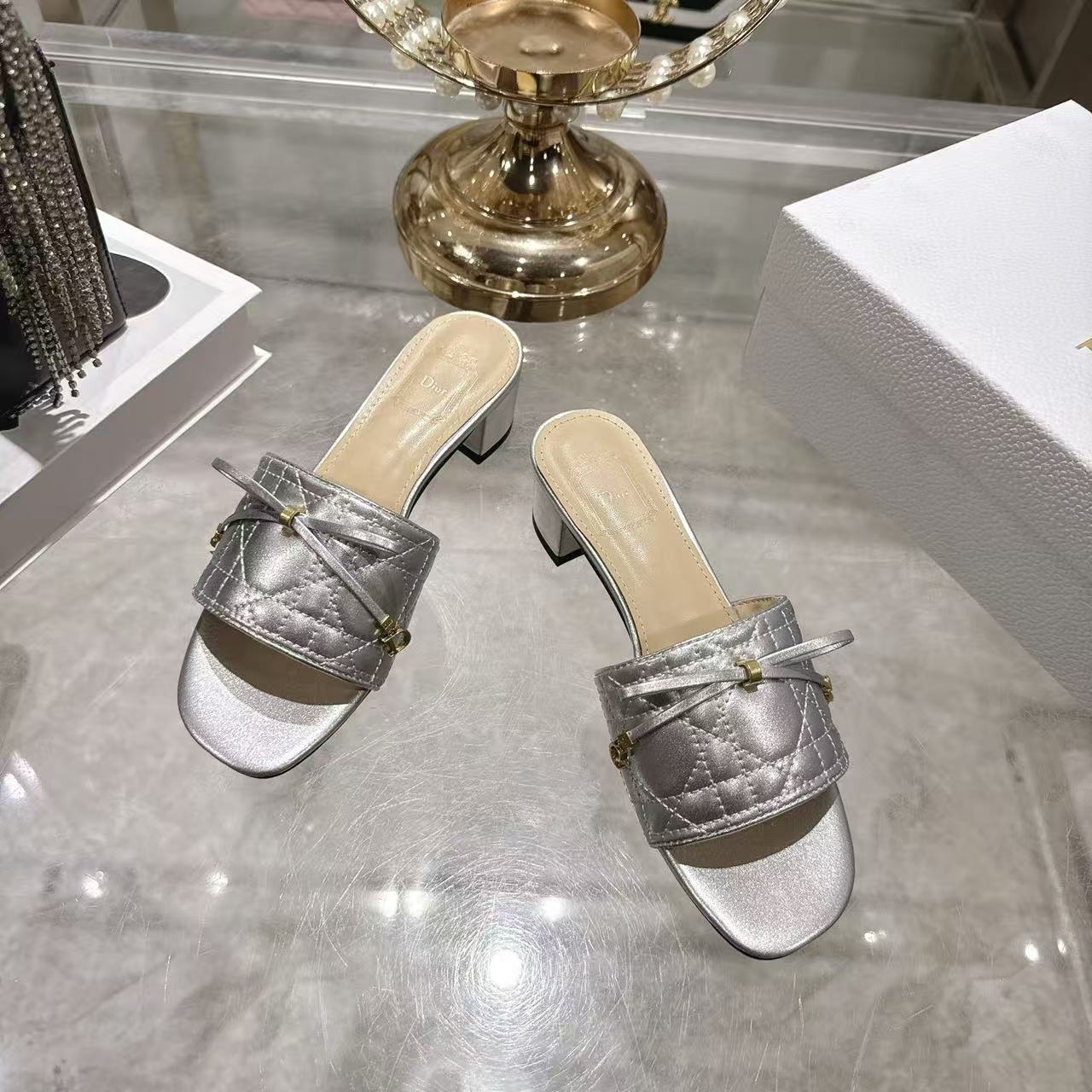 LVの高品質レースアップラムスキンローヒールシューズ【50％割引+送料無料】