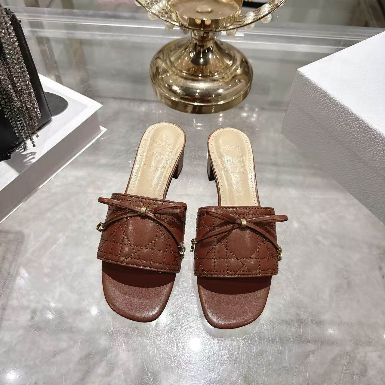 LVの高品質レースアップラムスキンローヒールシューズ【50％割引+送料無料】