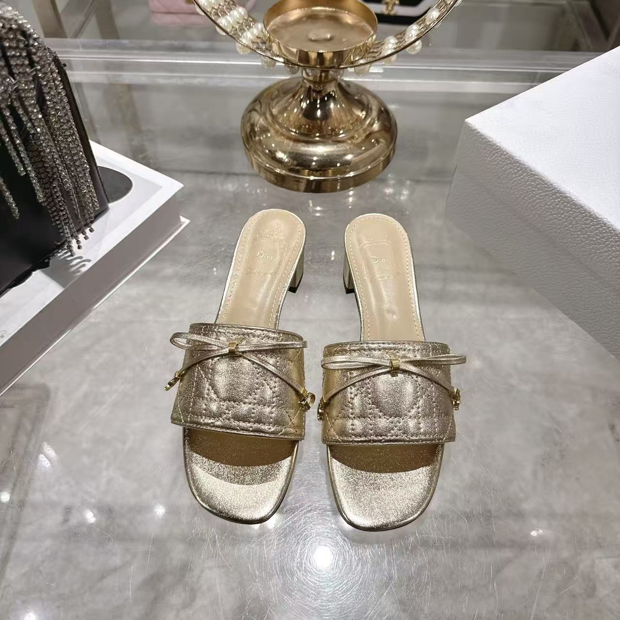 LVの高品質レースアップラムスキンローヒールシューズ【50％割引+送料無料】