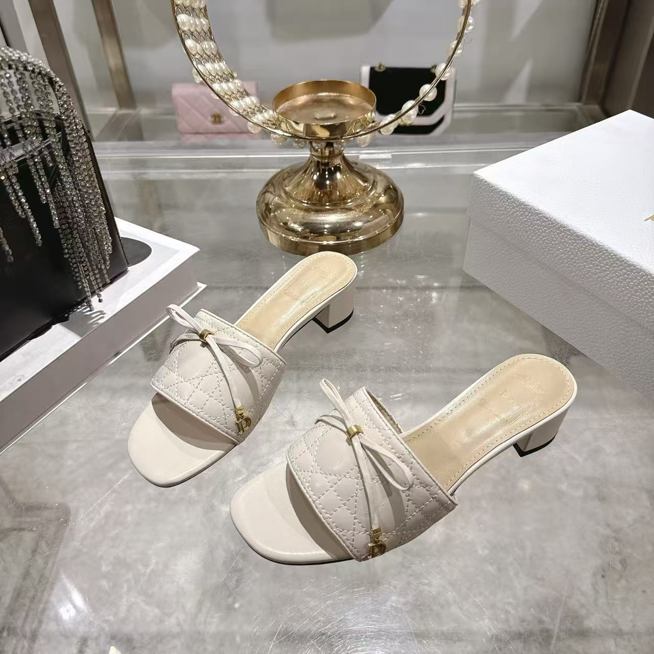 LVの高品質レースアップラムスキンローヒールシューズ【50％割引+送料無料】