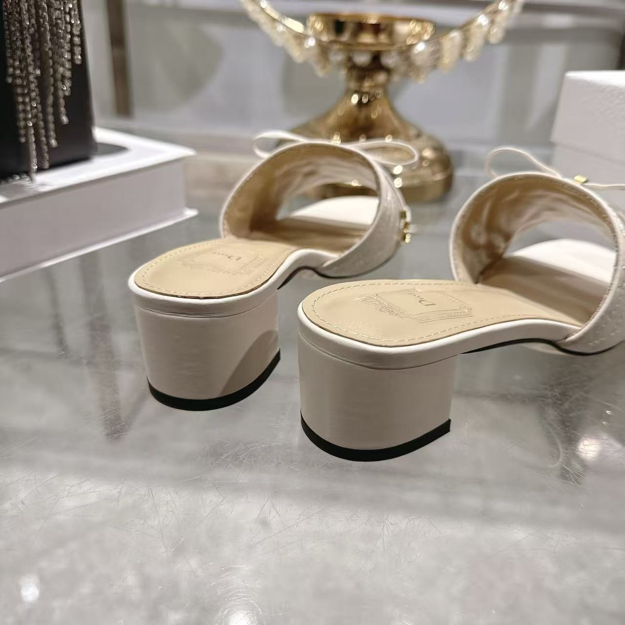 LVの高品質レースアップラムスキンローヒールシューズ【50％割引+送料無料】