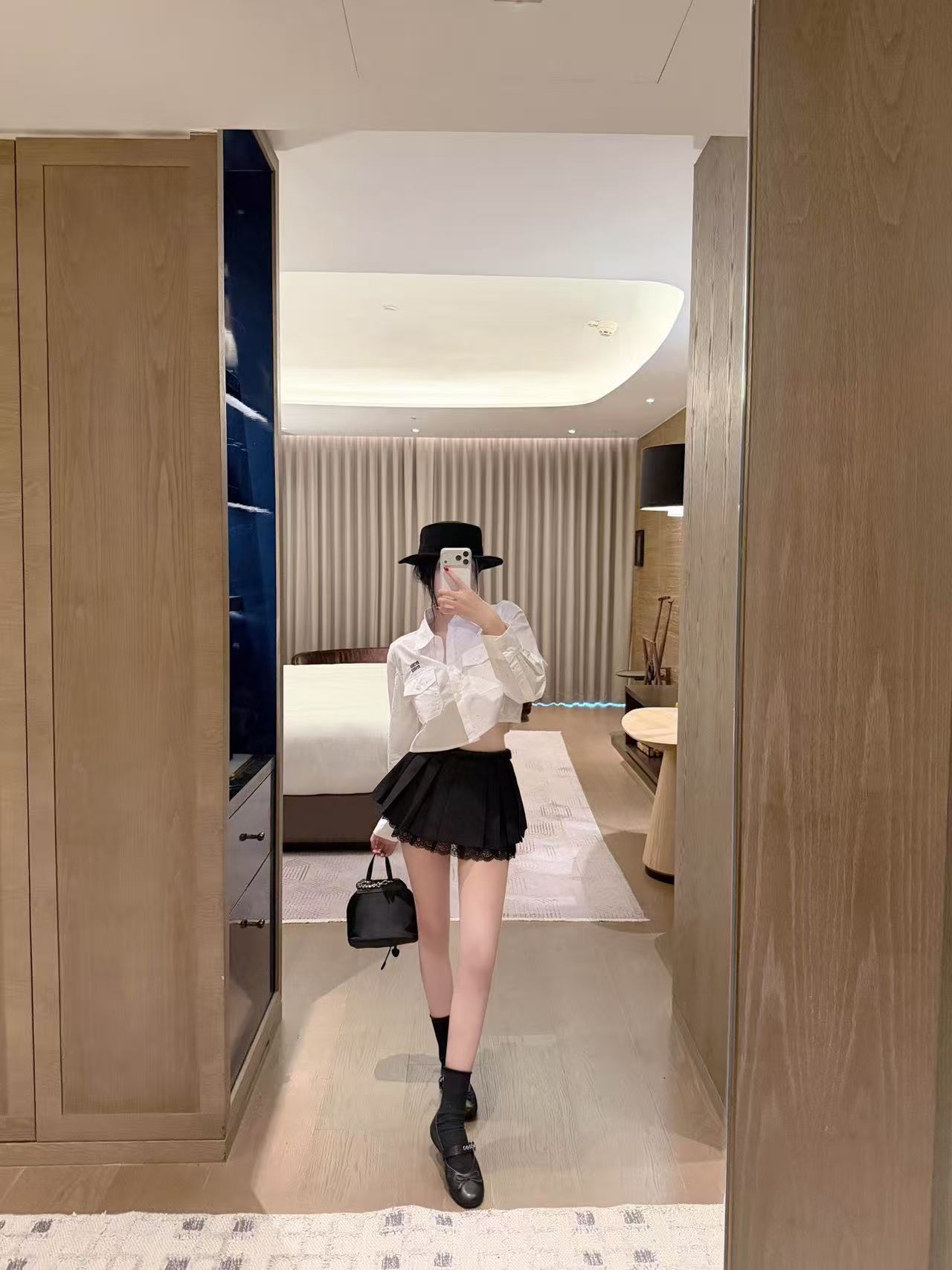 M1UM1U 刺繍文字ラインストーンシャツ【50％割引+送料無料】